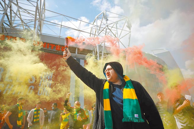 曼联球迷在老特拉福球场抗议美国老板葛拉泽家族，也使曼联与利物浦的英超联赛被迫延期。（路透）