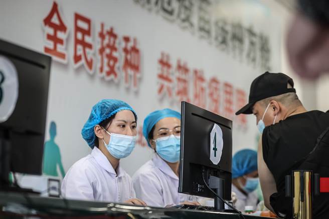 印度变异毒株向亚洲各国输出的消息传出后，大陆每日接种疫苗人数暴增一倍。图为渖阳民眾登记接种疫苗。（图／新华社）