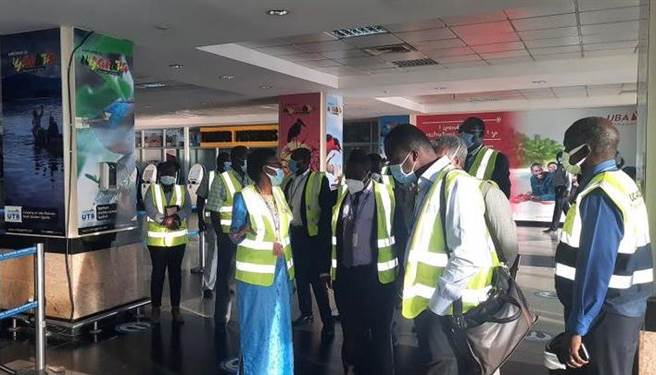 印度传出更致命的变异病毒株，非洲乌干达下令停止所有印度航班。图为乌干达卫生部长在安特比机场视察检疫工作。（图／推特@4thTelevision)