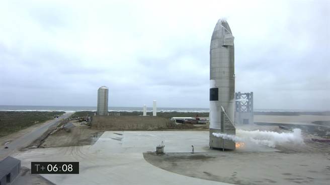 SpaceX「星艦」（Starship）SN15原型艦5日終於成功降落德州波卡契卡（Boca Chica）的畫面。（美聯社）