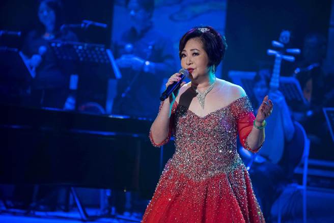 随片登台宝岛歌后文香。（新北市文化局提供）