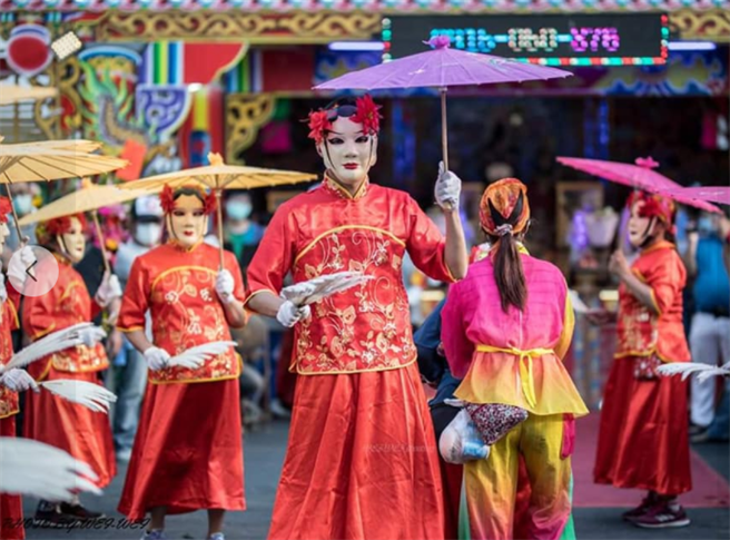 反串扮演「民俗牛犁阵」的负责人陈永宏（中），近来向高市青年局申请青贷。（柯宗纬翻摄）