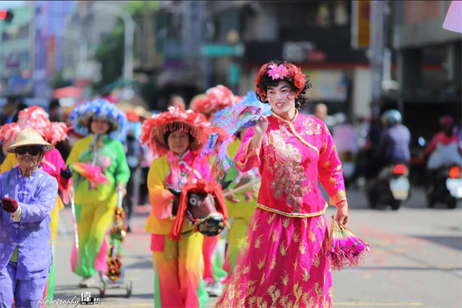 凤轩民俗技艺团招牌「十二婆姐阵」。（柯宗纬翻摄）