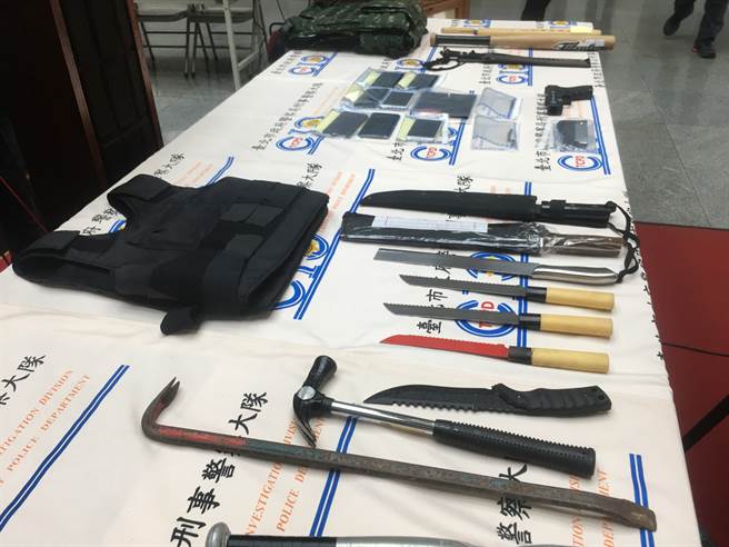 竹联帮天道盟联手押人讨债打成重伤丢山区，北市警扫荡8嫌到案。(戴志扬翻摄)
    