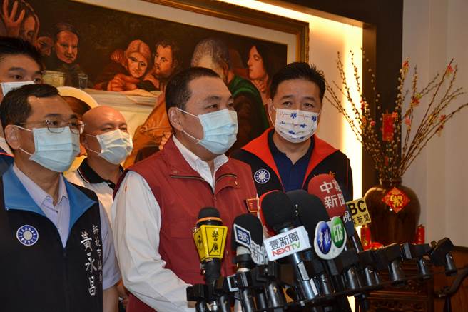 台北市長柯文哲昨日批中央不要「政治干預專業」，並呼籲中央能提供給地方完整名單；新北市長侯友宜今表示，居家檢疫隔離一定要第一時間反應，呼籲中央多重視地方聲音。（蔡雯如攝）