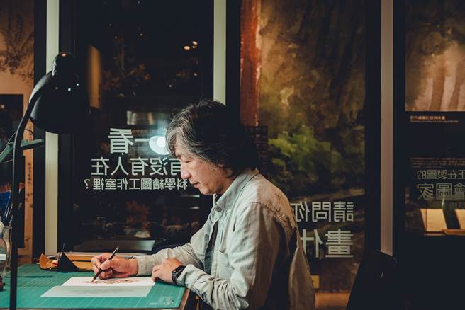 胡哲明运用科学绘图记录自然物种的细节，并从中培养自己的观察力。（摄影／张晋瑞）