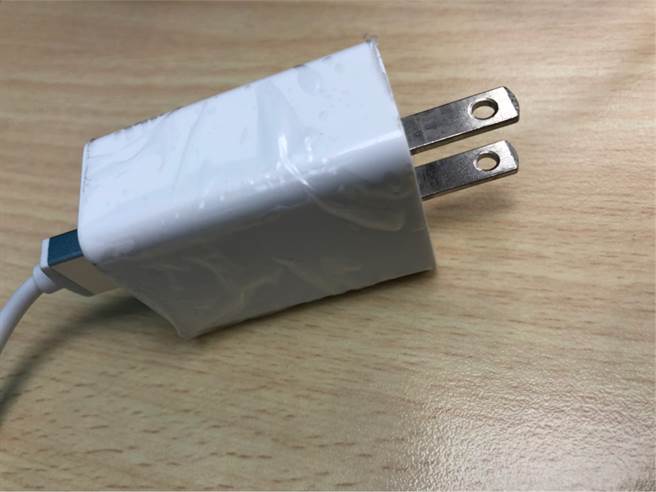 插头上的2个小圆孔藏着不少功能，可以防止插头滑落、使其不容易被拔出，也可以避免小孩乱玩插头。（何立雯摄）