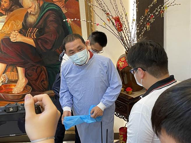 新北市长侯友宜今到土城长照机构抽检，穿上全套防护衣，单独入内探望长照机构长者，并给照护人员加油打气。（蔡雯如摄）