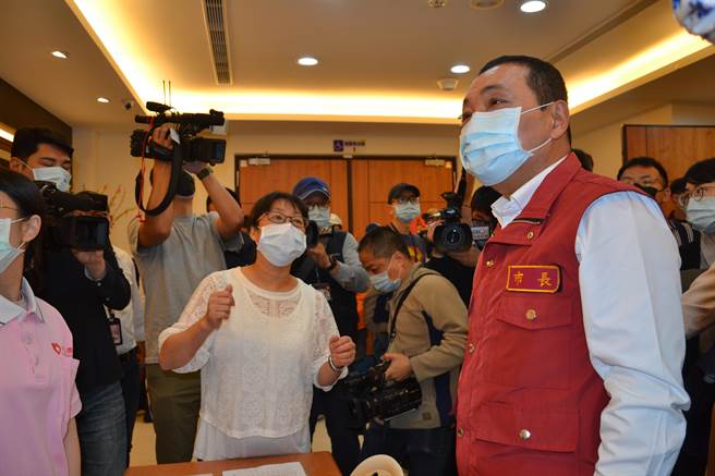新北市长侯友宜今到土城长照机构抽检，穿上全套防护衣，单独入内探望长照机构长者，并给照护人员加油打气。（蔡雯如摄）