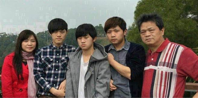 台湾艺术大学教授、知名画家张进勇一家人合影。(主办单位提供／李侑珊台北传真)