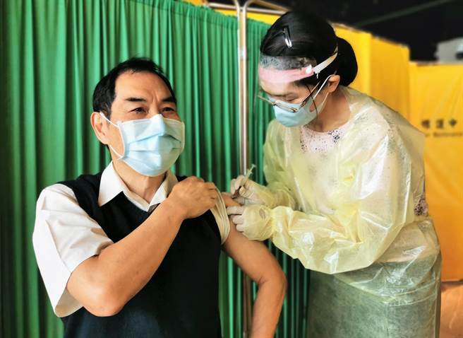 桃园国际机场公司总经理但昭璧（左）完成疫苗施打，鼓励员工踊跃接种。（桃机公司提供／陈佑诚传真）