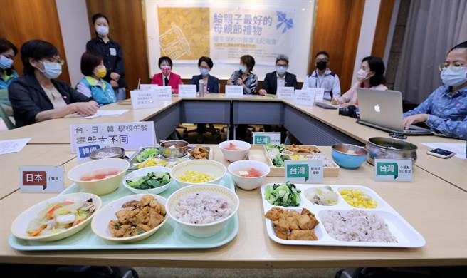 「学校供餐法推动平台」6日召开记者会，催生学校供餐专法，建议我国可以借镜饮食型态、教育体制、文化风俗相近的日本及韩国，订定《学校给食法》管理学校供餐。（黄世麒摄）