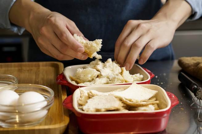 将麵包撕成片状铺入烤盅。（摄影／陈晋生）