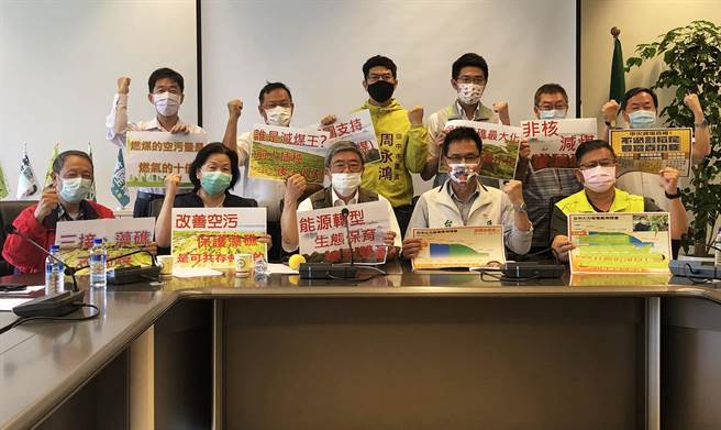 台灣環境公義協會及中台灣教授協會等單位6日舉行記者會，強調能源轉型、生態保育，達到雙贏的訴求。（陳世宗攝）