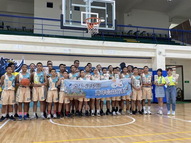 国民党智库副董事长连胜文6日至台东丰田国中捐赠篮球及加菜金，下午将至南迴线大武国中。（蔡旻妤摄）