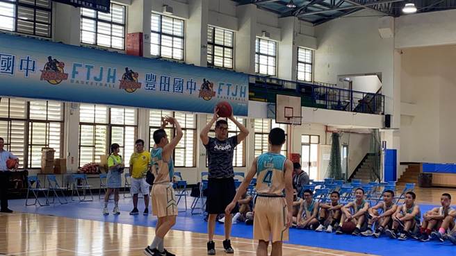 国民党智库副董事长连胜文6日至台东丰田国中捐赠篮球及加菜金，下午将至南迴线大武国中。（蔡旻妤摄）