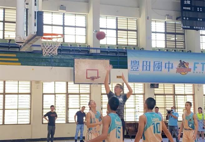 国民党智库副董事长连胜文6日至台东丰田国中捐赠篮球及加菜金，下午将至南迴线大武国中。（蔡旻妤摄）