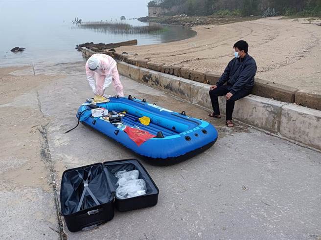 金門5月4日凌晨4時50分在三獅山海岸查獲1名划無動力橡皮艇偷渡上岸，企圖摸黑闖關的陸籍人士。（海巡署提供）