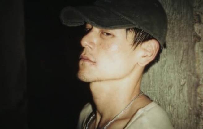 彭于晏为了电影一改阳光帅哥形象，特意减肥到见骨。（图／《热带往事》电影截图）