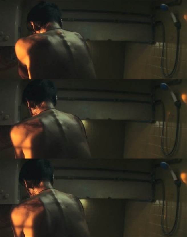 彭于晏一转到背面，就能看到清晰可见的脊椎骨。（图／《热带往事》电影截图）