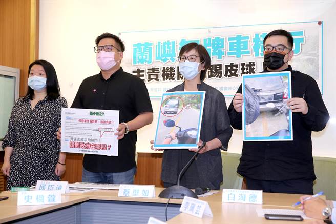 民眾党立委蔡壁如（右二）、邱臣远（左二）、无党籍立委赵正宇国会办公室主任白淘德（右一）与家属代表史楹萱（左一）6日共同召开记者会，指事发后政府相关部门不仅对兰屿无牌报废车现象完全不了解，还用当地特殊人文风情做藉口，合理化此乱象，无牌车成了行动污染源，也威胁观光客的安全，要求相关部会提出具体检讨改进方向，让憾事不再发生。（黄世麒摄）