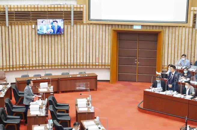 高市议员陈致中今（6）日质询，台积电投资高雄有无具体进度？经发局长廖泰翔答询指出，对于各上市公司的投资，必须严加保密，没有很明确的资讯之前，不会对外透露，会尊重业者。（柯宗纬摄）