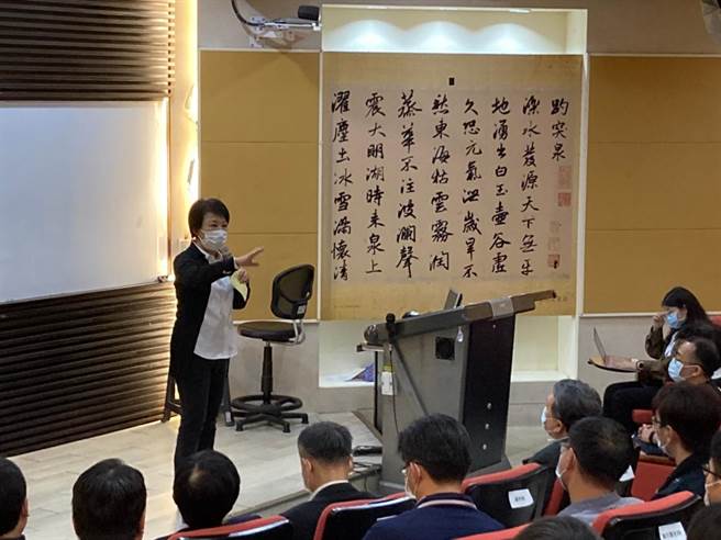 政大地政学系与地政学系系友会联合举办「地政实务专题讲座─『地政职涯分享与展望』」系列活动，5日晚间邀请台中市长卢秀燕返校演讲。(政大地政系提供／李侑珊台北传真)