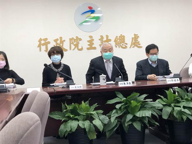 主计总处主计长朱泽民(中)(图／吴静君摄)