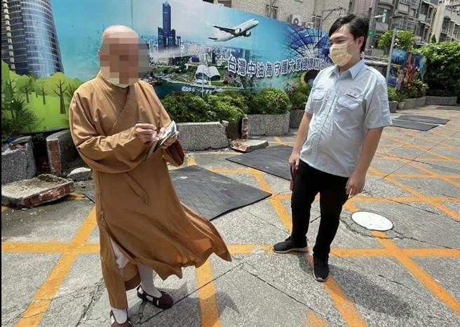 高雄市民权中油加油站本（5）月发生一起法师自撞车祸，法师驾驶肇事后，不只态度淡定，还当眾向员警开示，佛系态度叫人大开眼界。（图／警方提供）