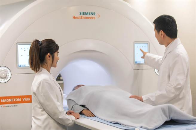 振兴医院近期引进最新型顶级3T高磁场磁振造影仪，民眾不需再黏贴胸部心臟电极片或戴上呼吸绑带，仪器便能感知内部器官解剖结构，进行自动定位，且能感知到民眾的呼吸、心跳等，并根据生理变化自动调整扫描条件，获得最佳检查影像。（振兴医院提供）