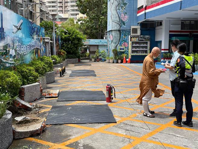 高雄市民权中油加油站本（5）月发生一起法师自撞车祸，法师驾驶肇事后，不只态度淡定，还当眾向员警开示，佛系态度叫人大开眼界。（图／警方提供）