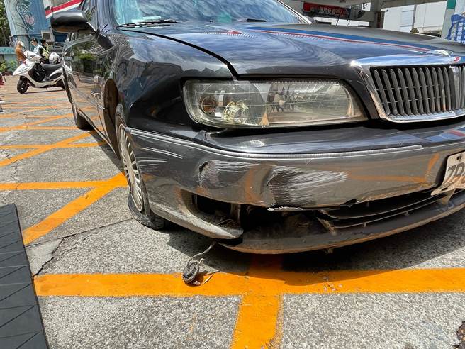 高雄市民权中油加油站本（5）月发生一起法师自撞车祸，法师驾驶肇事后，不只态度淡定，还当眾向员警开示，佛系态度叫人大开眼界。（图／警方提供）