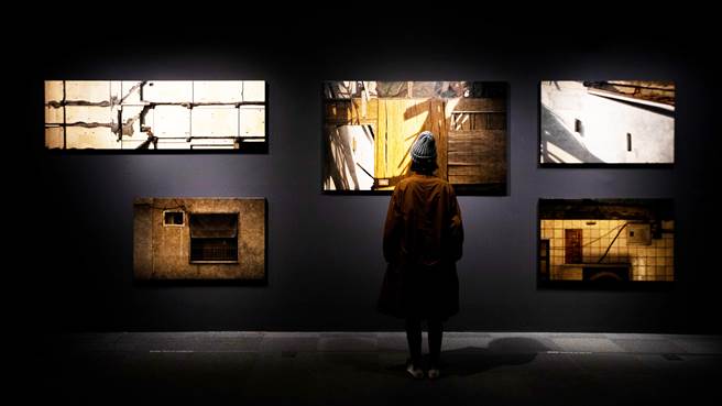 「查无此——小花计画展」展出的多媒体装置作品〈台湾是好所在〉，怀旧画面结合喃喃自语的声境，引发观者的念想。（图／尖蚪映画）