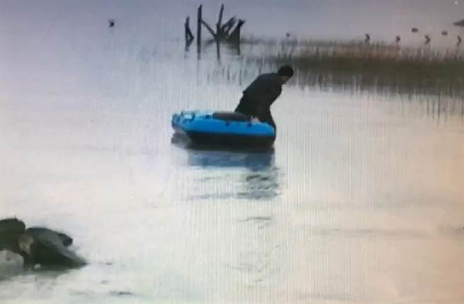 陆男驾网购橡皮艇偷渡金门，早早遭岸际雷达锁定。（海巡署提供）