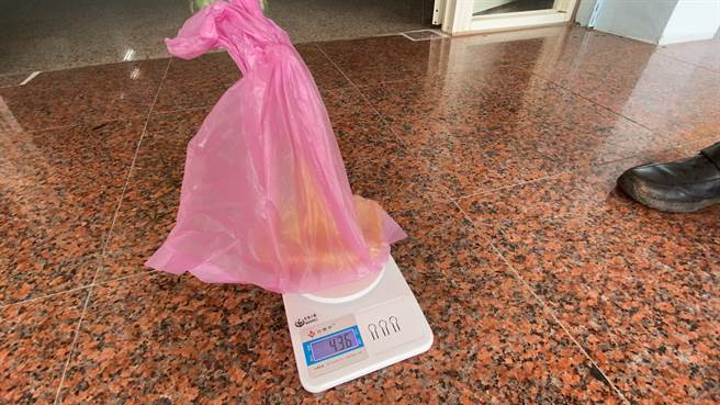 陆男携带的熟猪肉水饺随即销毁。（海巡署提供）