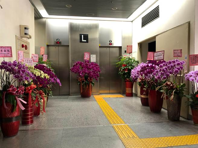 北市警局大厅摆满民眾加油打气的花蓝。（民眾提供）