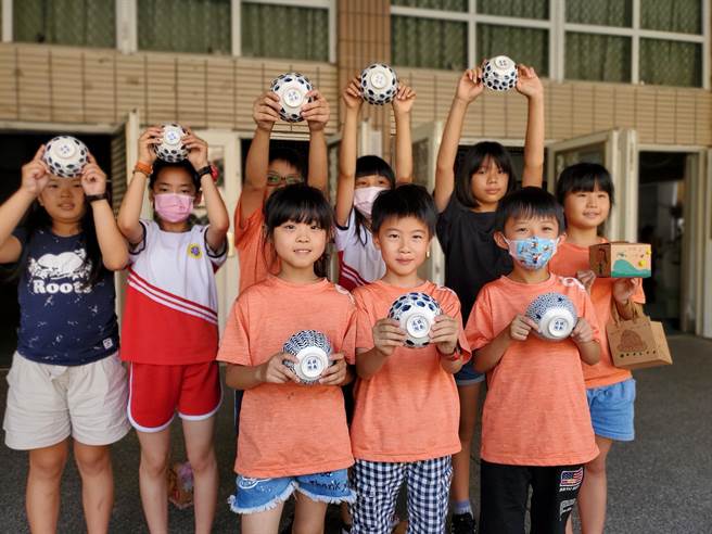 斗六市镇南国小为全校妈妈（或阿嬷等长辈）订制陶瓷碗作为母亲节礼物，碗底印着「镇南感谢」。（周丽兰摄）