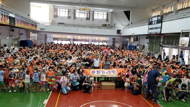 全校大合唱「听妈妈的话」，现场的妈妈们很开心。（周丽兰摄）