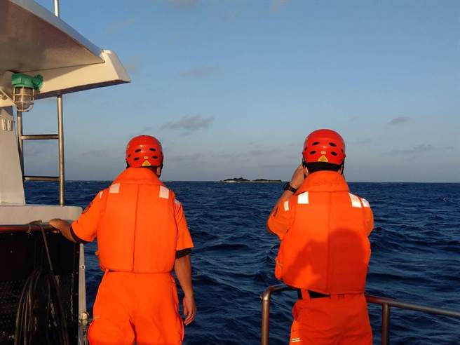 琉球籍渔船触礁鹅銮鼻海域4人失联，琉球渔会请各界协助帮忙。（翻摄画面／谢佳潾屏东传真）