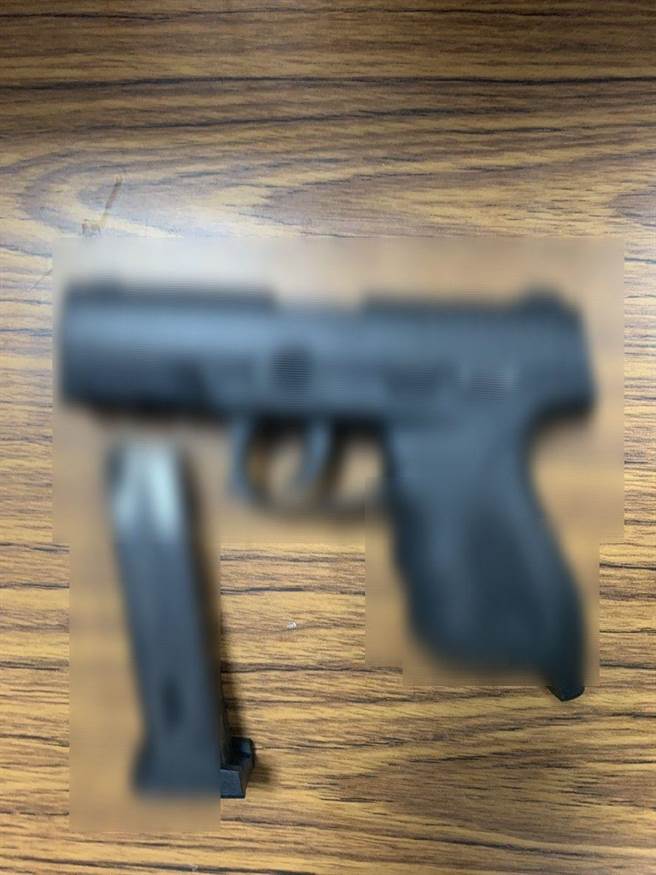 警方查獲作案槍枝，其中一把膛炸。（翻攝照片／莊旻靜新竹傳真）