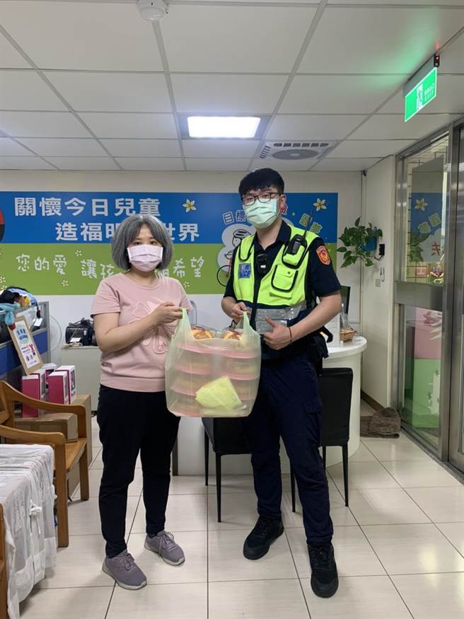 母亲节将届，新北市中和区建和里里长江晓佩准备古早味蛋糕，新北市中和警分局协助将蛋糕送至大同育幼院。（中和警分局提供）