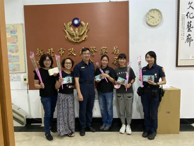 母親節將屆，新北市中和警分局於母親節前夕，分局長李建廣特別提前準備康乃馨花束及健康食品贈送給波麗士媽咪們。（中和警分局提供）