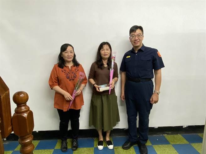 母親節將屆，新北市中和警分局於母親節前夕，分局長李建廣特別提前準備康乃馨花束及健康食品贈送給波麗士媽咪們。（中和警分局提供）