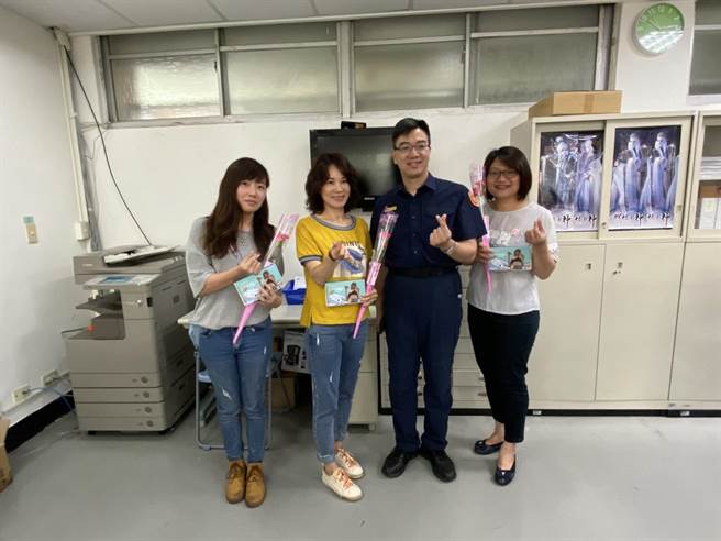 母親節將屆，新北市中和警分局於母親節前夕，分局長李建廣特別提前準備康乃馨花束及健康食品贈送給波麗士媽咪們。（中和警分局提供）