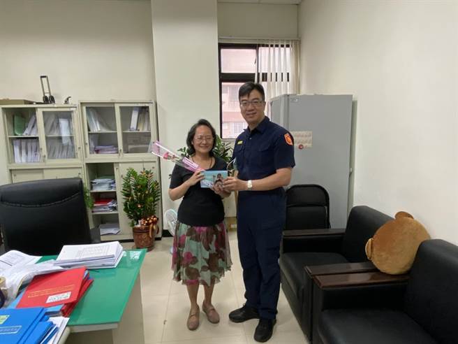 母親節將屆，新北市中和警分局於母親節前夕，分局長李建廣特別提前準備康乃馨花束及健康食品贈送給波麗士媽咪們。（中和警分局提供）