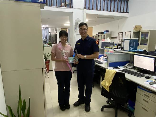 母親節將屆，新北市中和警分局於母親節前夕，分局長李建廣特別提前準備康乃馨花束及健康食品贈送給波麗士媽咪們。（中和警分局提供）
