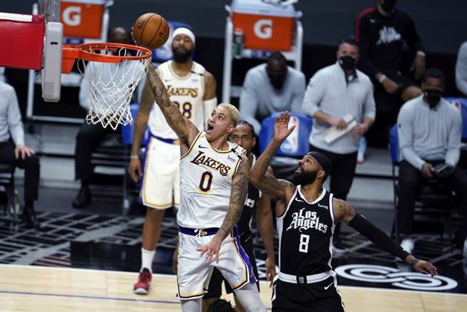 湖人队Kyle Kuzma衝入快艇阵中投篮。（美联社资料照）