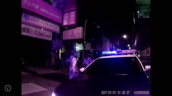 美髮師方男酒駕撞死媒體人黃暐瀚母親引各界撻伐，想不到事發前24小時，方男也開著同台賓士車被警方攔查，酒測值亦高達0.25，連兩日酒駕還釀禍，惹來地方人士痛批。（圖／熱情民眾提供）