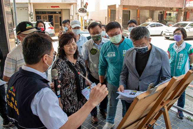 外埔區六分里雨水下水道系統不完備，每逢大雨來臨時，排水系統便因宣洩不及導致回堵，立法院副院長蔡其昌6日邀集相關單位會勘。（陳淑娥攝）