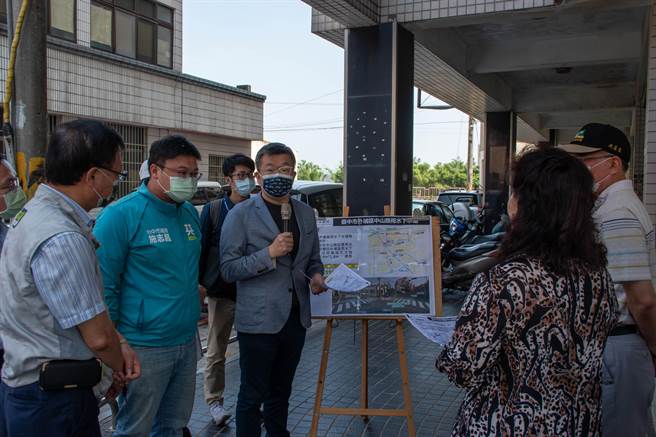 外埔區六分里雨水下水道系統不完備，每逢大雨來臨時，排水系統便因宣洩不及導致回堵，立法院副院長蔡其昌6日邀集相關單位會勘。（陳淑娥攝）